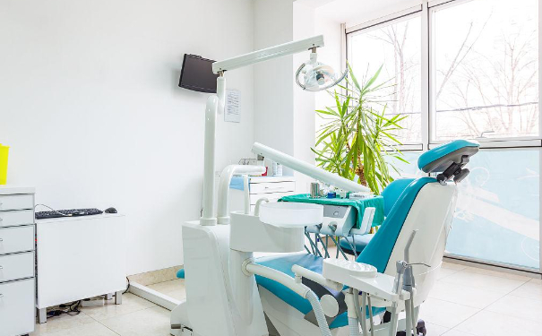 岳阳爱思特医疗美容门诊部植发半年术后案例反馈&费用明细?